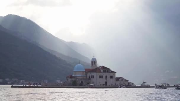 Montenegro timelapse. isla artificial Gospa od Skrpjela en la bahía de Kotor cerca de Perast — Vídeo de stock