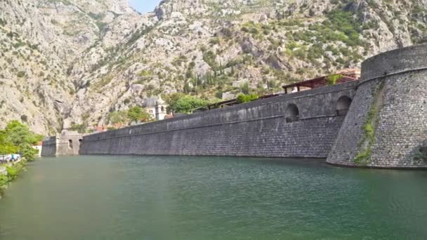 Черногория, сентябрь 2019 года. Вид на крепостную стену вокруг старого города — стоковое видео