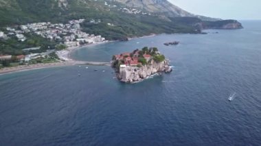 Karadağ Budva 'sı. St. Stephen 'ın kalbindeki adanın görüntüsü. ada oteli