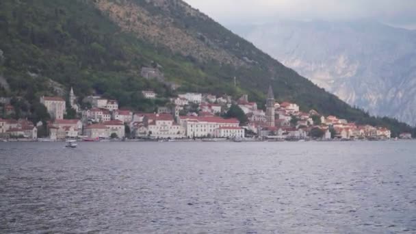 Вид с моря на старый город Пераст на заливе. Черногория — стоковое видео