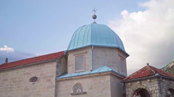 Kerk op eiland Gospa od Skrpjela in de baai van Kotor bij Perast, Montenegro september 2019 — Stockvideo