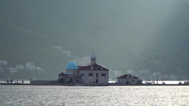 Visão noturna da ilha Gospa od Skrpjela na Baía de Kotor, Montenegro — Vídeo de Stock