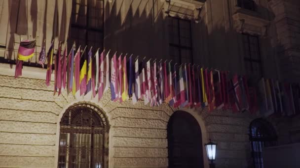 Bandeiras dos Estados participantes da OSCE no edifício sede em Viena — Vídeo de Stock