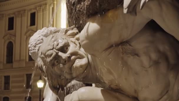 VIENNE, AUTRICHE. fontaine à la porte du palais de Hofburg la nuit — Video