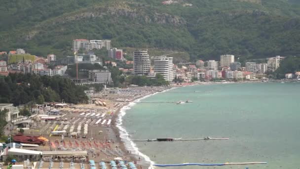 Montenegro. Uitzicht vanaf de zee op het strand van de stad Becici bij Budva — Stockvideo