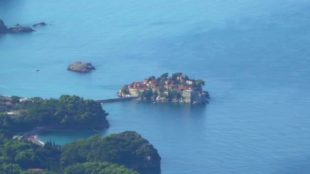 Vista desde lejos en la isla Sveti Stefan en Montenegro — Vídeos de Stock