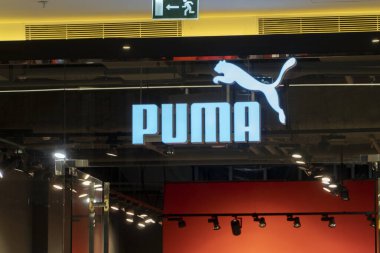 Minsk Belarus Ekim 2019. Büyük bir alışveriş merkezinde Puma marka mağazası. Resimli başyazı