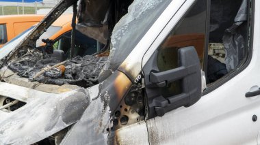 Araba yangından zarar gördü. araba kundakçısı.