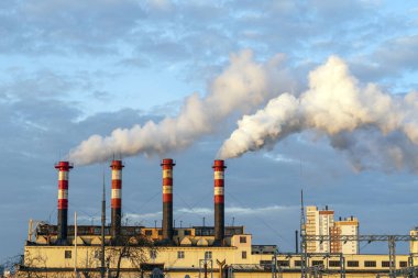 Tütün fabrikası. duman gökyüzüne karşı borulardan