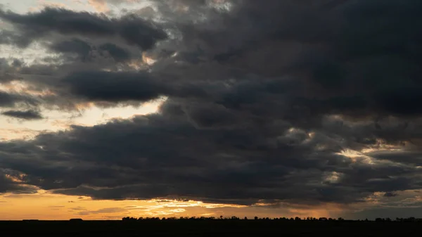 Pôr do sol dramático antes de uma tempestade — Fotografia de Stock