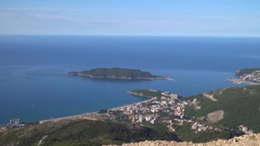Budva Riviera 'nın ve denizin yüksekliğinden bak.
