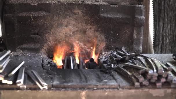 Peça de trabalho é aquecida na forja do forno — Vídeo de Stock