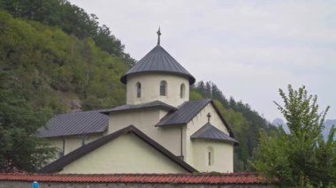 Manastır Moraca. Bir dağ köyündeki kilise. Karadağ