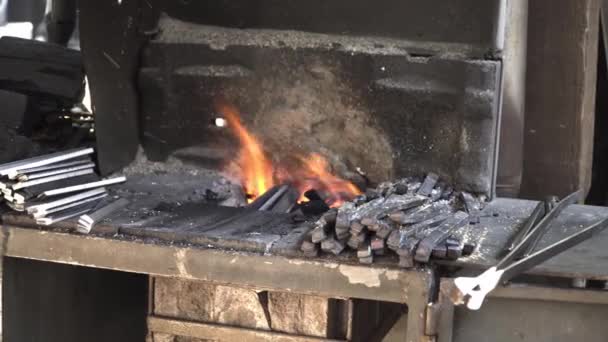 Pieza de trabajo se calienta en la fragua del horno — Vídeos de Stock