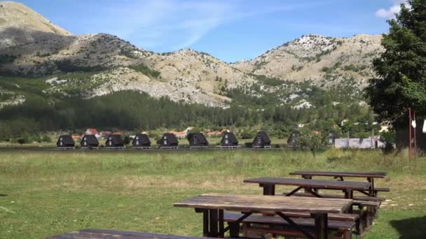 Vue des maisons de tourisme dans un village de montagne au Monténégro — Video