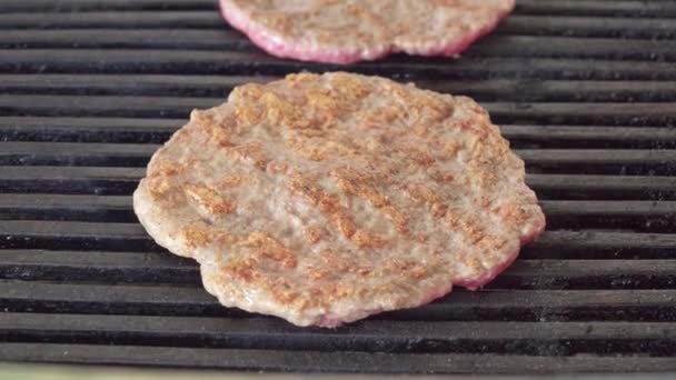 Stekt fläsk på grill för att göra hamburgare — Stockvideo