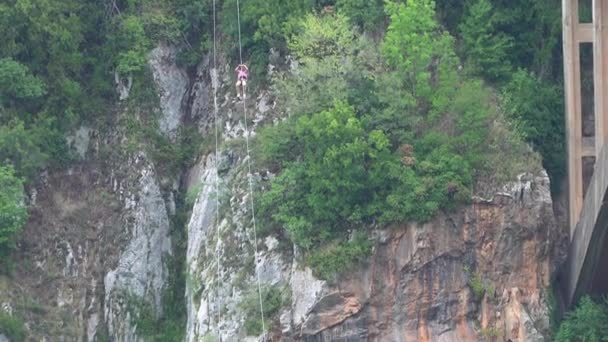 Montenegro september 2019. touristenattraktion zip line, in der nähe der durdevica-brücke über den tara-fluss — Stockvideo