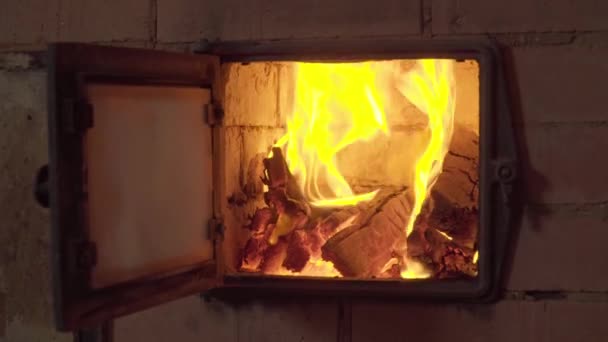 Vue du feu qui brûle dans le four