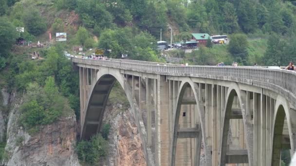 Montenegro setembro 2019. Ponte Tara Canyon Durdevica acima do rio Tara. stock de vídeo — Vídeo de Stock