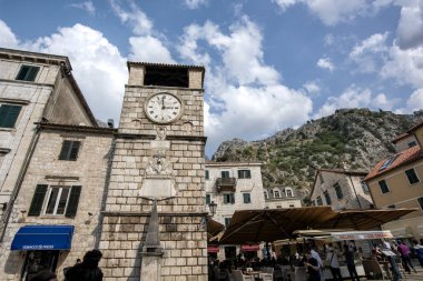 Kotor Montenegro Eylül 2019. Eski kasabanın kalesindeki saat kulesi.