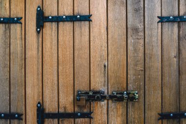 Metal perdeli ahşap kapı.