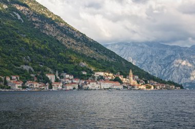 Karadağ 'ın Kotor Koyu' ndaki Perast kasabasına bakın