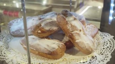 Kekler süpermarkette camın arkasında dönüyorlar.