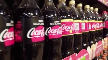 Minsk Belarus Kasım 2019. Süpermarketteki rafta Coca-Cola şişeleri var.
