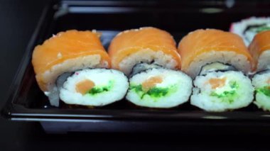 Suşi masanın üstünde. Yakın plan.