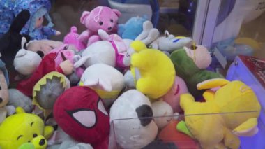 Belarus Minsk Kasım 2019. Alışveriş merkezinde oyuncakları olan otomat