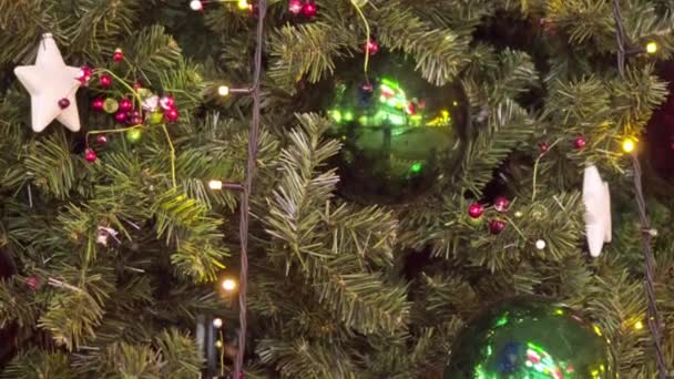 Noel ağacına yakın çekim. Oyuncak ve ışıklar Noel ağacını süslüyor — Stok video