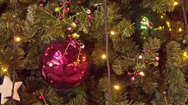 Kerst boom close-up. Speelgoed en verlichting versieren de kerstboom — Stockvideo