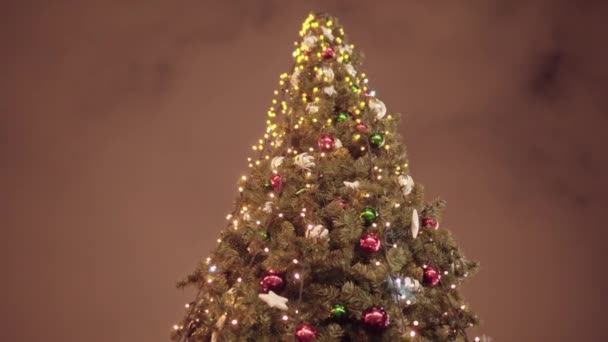 Vánoční stromek zblízka. Hračky a světla zdobí vánoční stromek