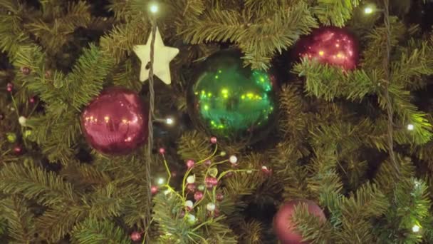 Albero di Natale da vicino decorato con giocattoli — Video Stock