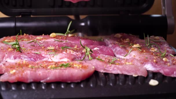 Close-up da produção de carne de porco. Bife de porco frito em uma grelha — Vídeo de Stock