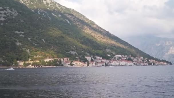 Denizden, körfezdeki eski Perast kasabasına bakın. Karadağ — Stok video