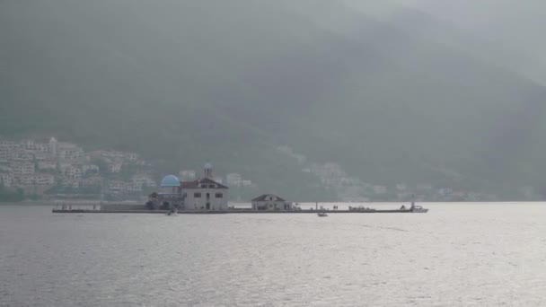 Vue en soirée de l "île de Gospa od Skrpjela dans la baie de Kotor, Monténégro — Video