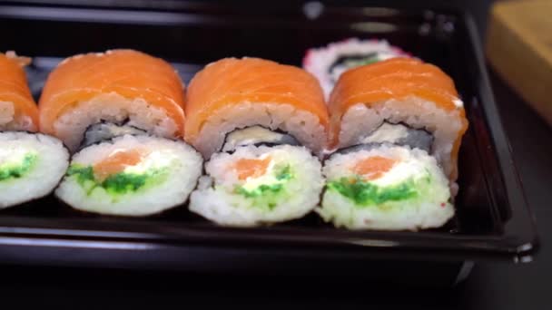Sushi sur la table gros plan — Video