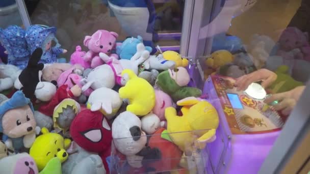 Bielorussia Minsk novembre 2019. Distributore automatico con giocattoli nel centro commerciale — Video Stock