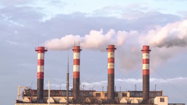 공장 파이프에서 나오는 수증기는 공기를 오염 시킨다 — 비디오