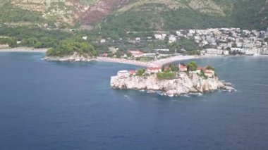 Karadağ Budva 'sı. St. Stephen 'ın kalbindeki adanın görüntüsü. ada oteli
