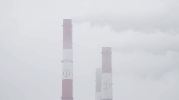 Air pollution. Pipes power plant in smog — Stock Video