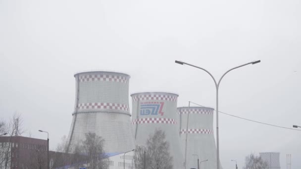 Minsk Belarus November 2019. Power plant cooling towers closeup in fog — 비디오
