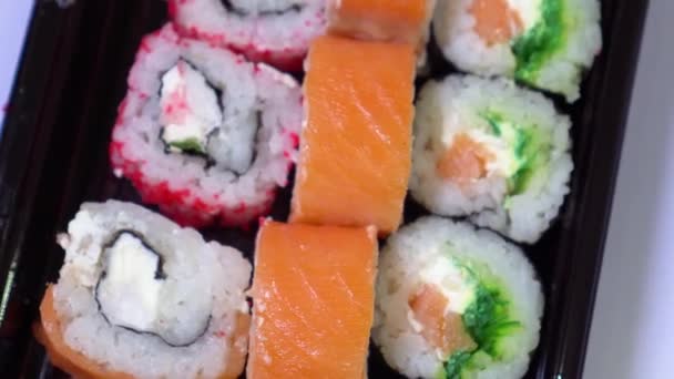 Sushi en la mesa primer plano — Vídeo de stock