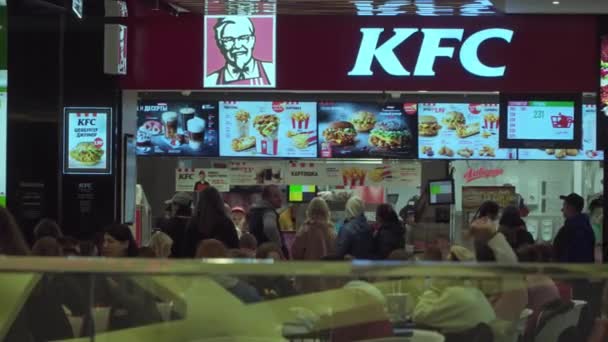 Λευκορωσία Μινσκ Νοέμβριος 2019. Fast food εστιατόριο Kfc — Αρχείο Βίντεο