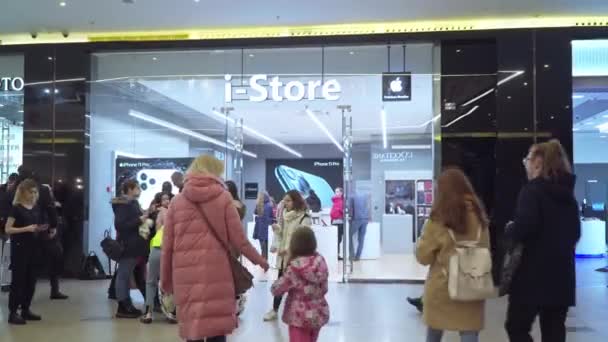 Bielorrusia Minsk noviembre 2019. i-store in the big Mall in Minsk — Vídeo de stock