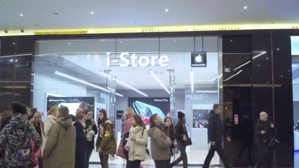 Bielorussia Minsk novembre 2019. i-store nel grande centro commerciale di Minsk — Video Stock