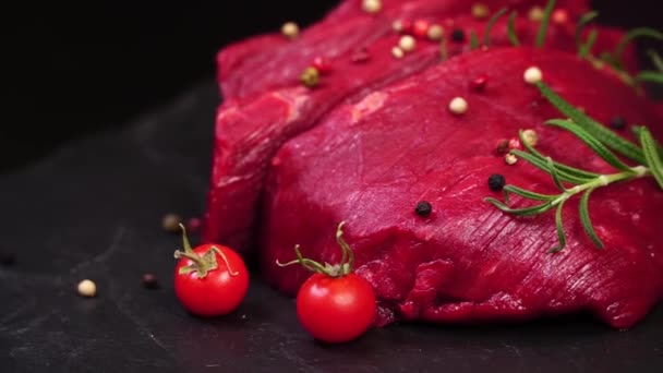 Carne de cerdo cruda de cerca. lento mo — Vídeo de stock