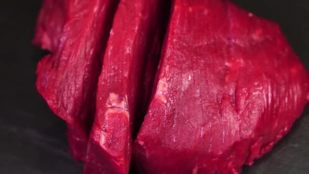 生の豚肉の牛肉を閉じます。スローモ — ストック動画