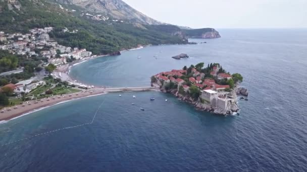 Montenegro Budva. Utsikt över ön i form av hjärtat av St Stephen. ö hotell — Stockvideo